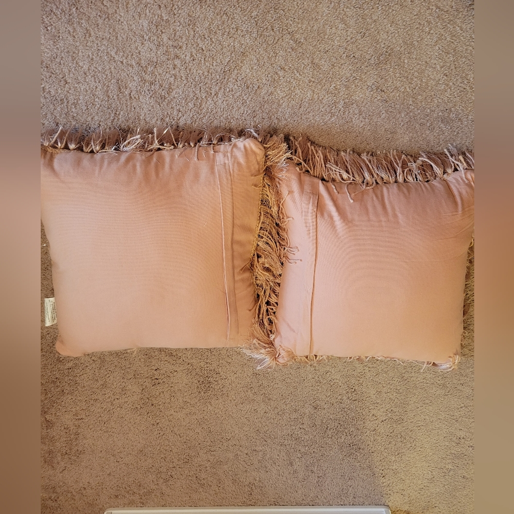 Throw pillows - Picture 2 of 2